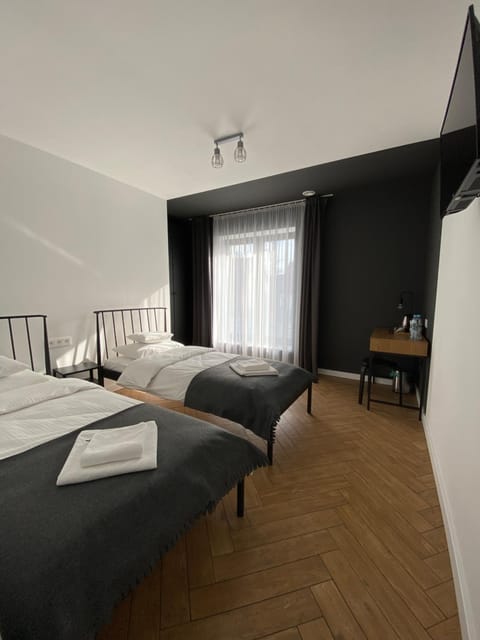 Bed, TV and multimedia, Photo of the whole room, Bedroom, towels
