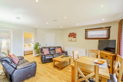 TV and multimedia, Living room, Seating area, Dining area