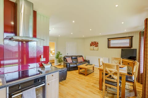 TV and multimedia, Kitchen or kitchenette, Living room, Seating area, Dining area, oven, stove