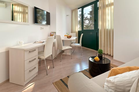 TV and multimedia, Living room, Seating area, Dining area