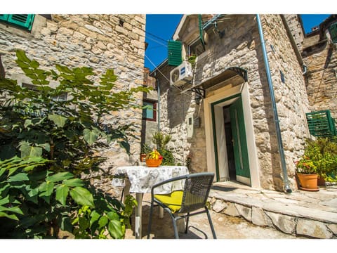 Property building, Patio, Day, Garden, Balcony/Terrace
