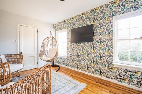 TV and multimedia, Living room, Photo of the whole room, Seating area, Evening entertainment