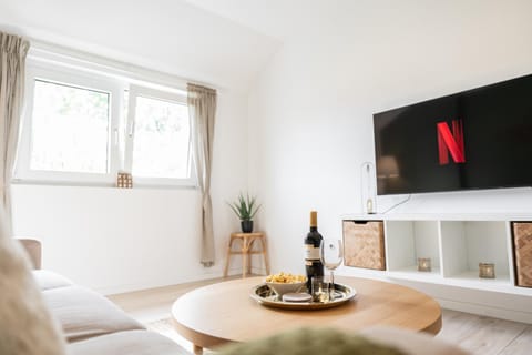 Communal lounge/ TV room, TV and multimedia, Living room, Photo of the whole room, hair dresser, locker