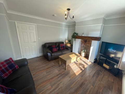 Communal lounge/ TV room, TV and multimedia, Living room, Seating area, Evening entertainment