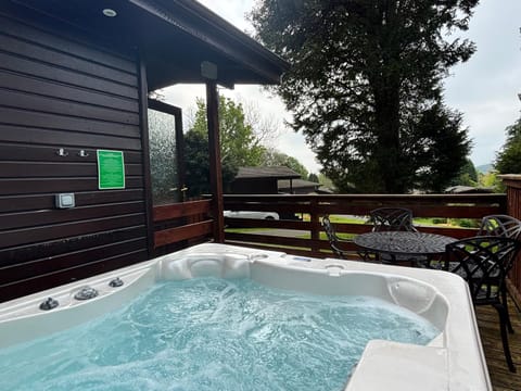 Natural landscape, Hot Tub, Dining area