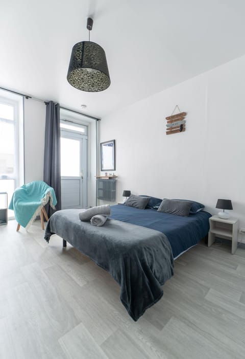 Bed, Photo of the whole room, towels