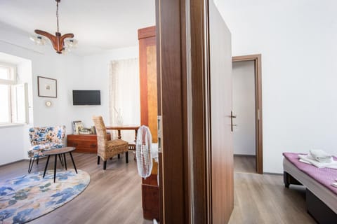 Bed, TV and multimedia, Seating area, Bedroom