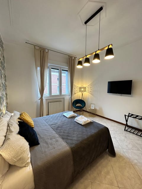 Bed, TV and multimedia, Photo of the whole room, Bedroom