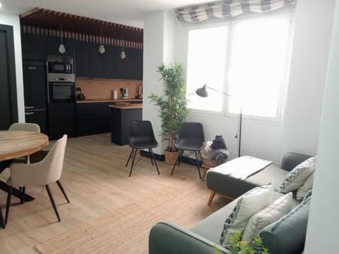Kitchen or kitchenette, Living room, Seating area, Dining area, minibar, pet friendly