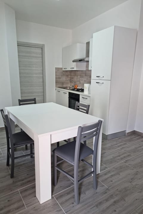 Kitchen or kitchenette, Dining area, oven, pet friendly, stove