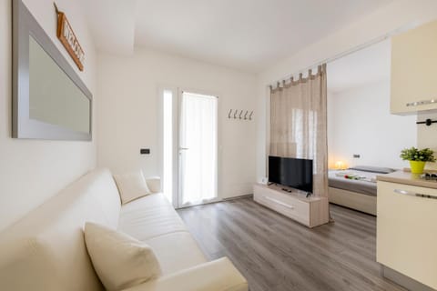 TV and multimedia, Kitchen or kitchenette, Seating area