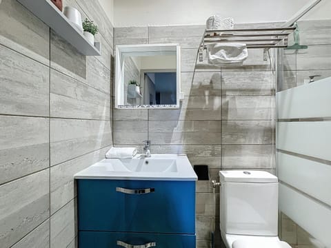 Shower, Toilet, Bathroom, towels, washing machine