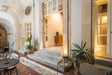 Property building, Patio, Balcony/Terrace, Balcony/Terrace, Living room, Photo of the whole room, Seating area, Drinks