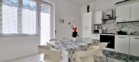 Kitchen or kitchenette, Dining area, minibar, pet friendly, stove