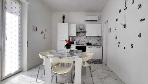 Kitchen or kitchenette, Dining area, minibar, pet friendly, stove, air conditioner