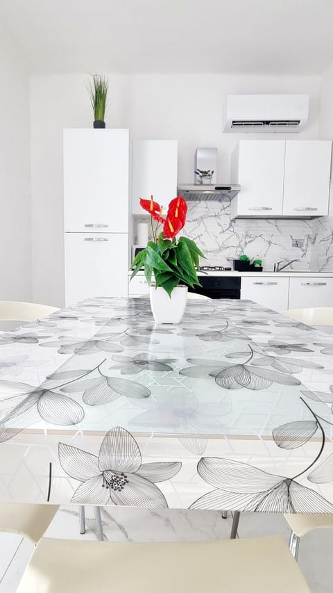 Kitchen or kitchenette, Dining area, minibar, air conditioner