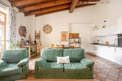 Kitchen or kitchenette, Living room, Seating area, Dining area, stove