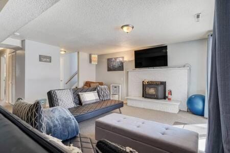 6BD near Garden of the Gods-Palmer Park House in Colorado Springs