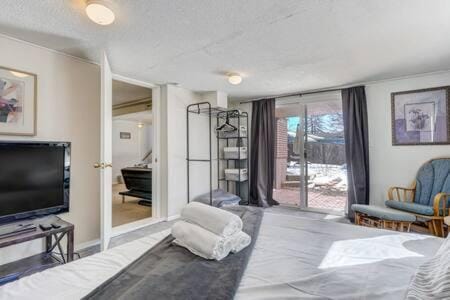 6BD near Garden of the Gods-Palmer Park House in Colorado Springs