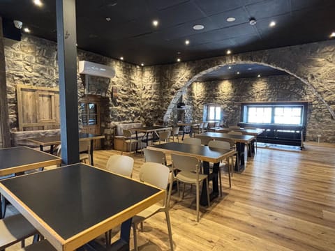Lounge or bar, Banquet/Function facilities, Seating area, air conditioner