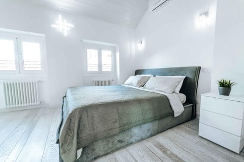 Bed, Photo of the whole room, Bedroom, air conditioner