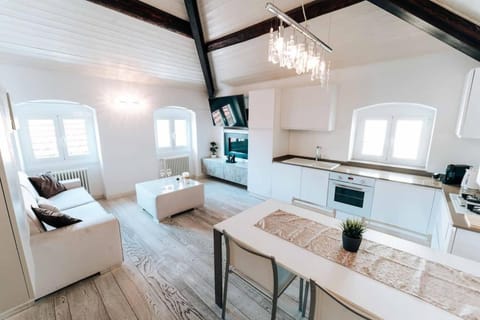 TV and multimedia, Kitchen or kitchenette, Living room, Seating area, Dining area