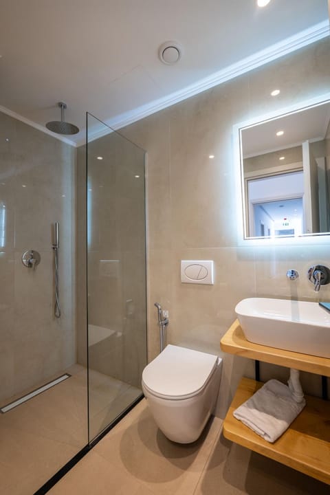 Shower, Toilet, Bathroom, towels