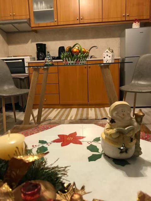 Coffee/tea facilities, Dining area, Food, stove