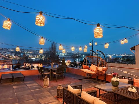 Nearby landmark, Night, View (from property/room), Balcony/Terrace, Balcony/Terrace, Seating area, City view, Landmark view, Sea view