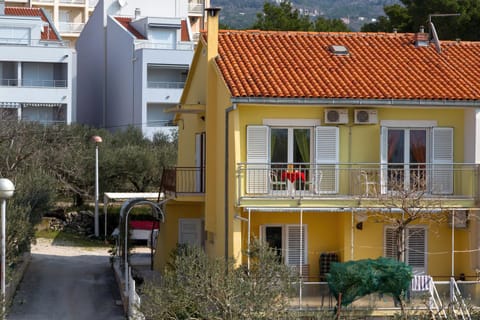 Property building, Neighbourhood