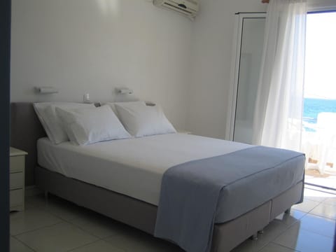 Bed, Sea view