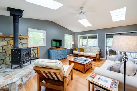 Lakefront Butler Retreat with Hot Tub and Dock! House in Watauga Lake