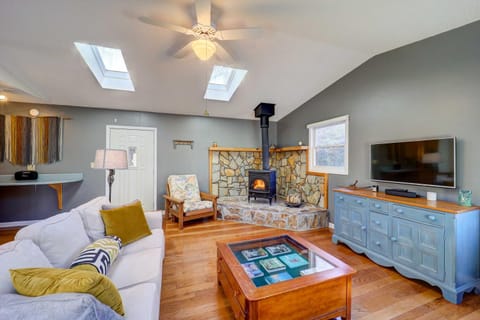 Lakefront Butler Retreat with Hot Tub and Dock! House in Watauga Lake