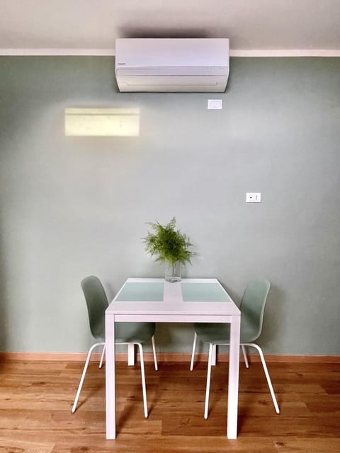 Dining area, internet, air conditioner