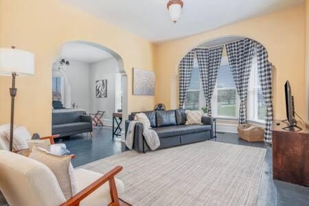 Beautiful downstairs 1bed 1bth charmer- Pet Friendly Apartment in Michigan City