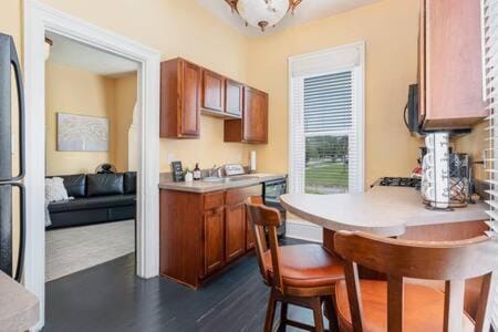 Beautiful downstairs 1bed 1bth charmer- Pet Friendly Apartment in Michigan City