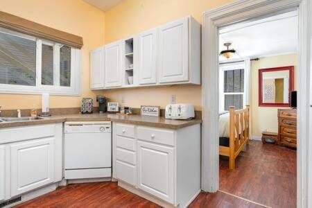 Downstairs 2 Bedroom Apt- Pet Friendly- walking distance to beach & shops Apartment in Michigan City