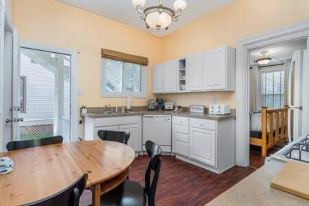 Downstairs 2 Bedroom Apt- Pet Friendly- walking distance to beach & shops Apartment in Michigan City