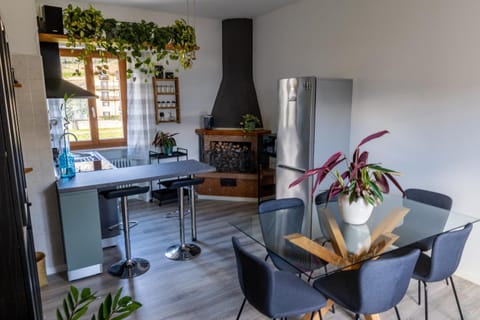 Kitchen or kitchenette, Seating area, Dining area