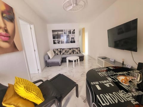 Communal lounge/ TV room, TV and multimedia, Living room, air conditioner