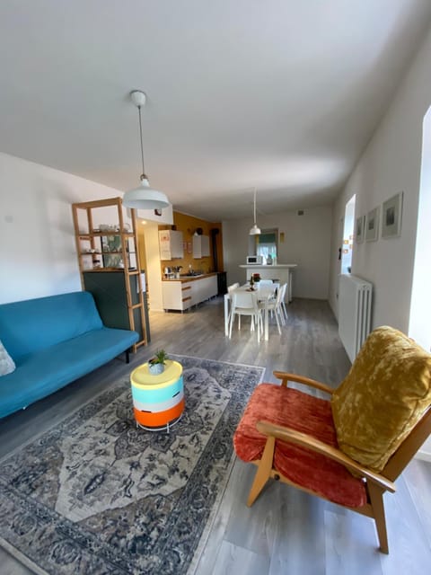 Kitchen or kitchenette, Living room, Seating area, Dining area