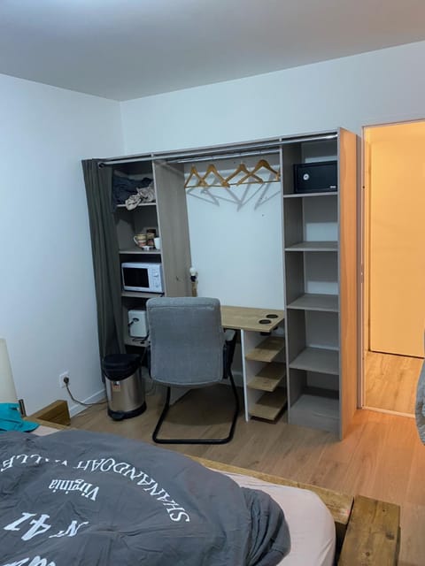 Super chambre avec salle de bain Vacation rental in Île-de-France