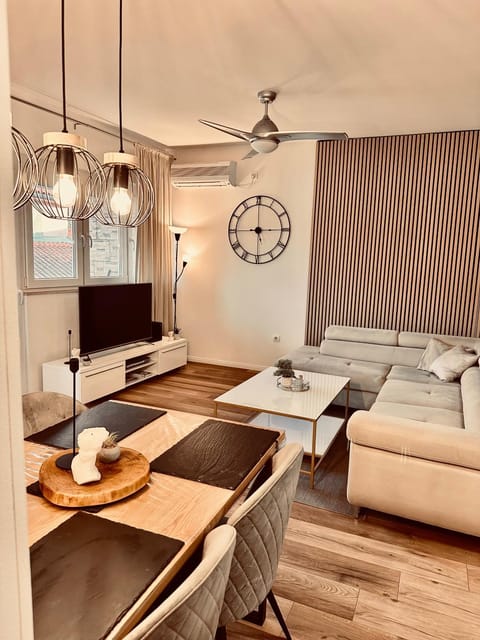 Communal lounge/ TV room, Living room, Seating area, Dining area, Evening entertainment