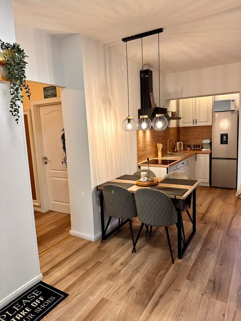 Kitchen or kitchenette, Dining area, oven, stove