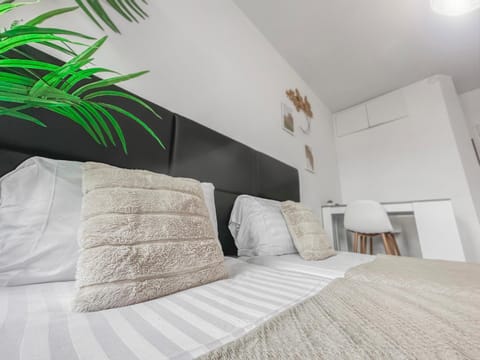 Bed, Seating area, Bedroom