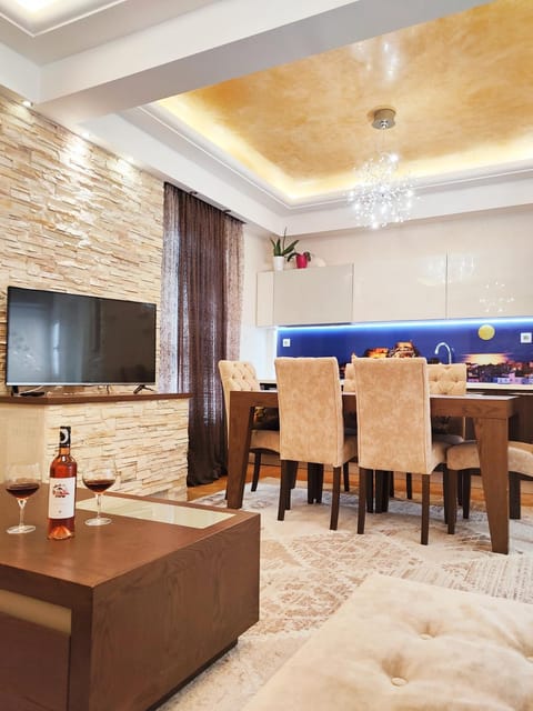 TV and multimedia, Living room, Seating area, Dining area, Evening entertainment