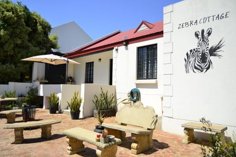 Property building, Patio, Property logo or sign, Neighbourhood, Seating area, Garden view, Area and facilities