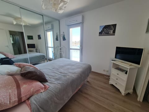 Bed, TV and multimedia, Photo of the whole room, Bedroom