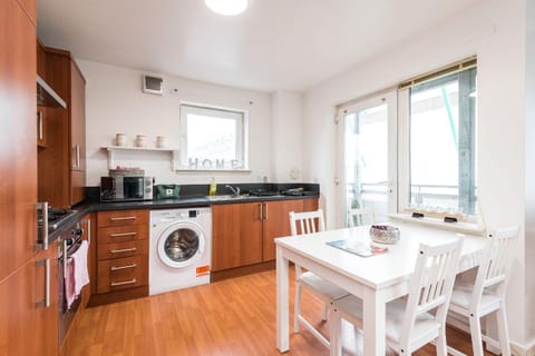 Kitchen or kitchenette, Dining area, dishwasher, minibar, pet friendly, stove, washing machine