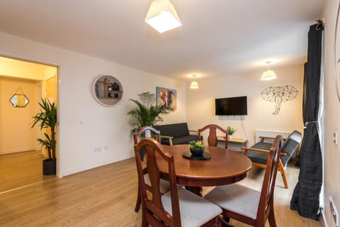 Communal lounge/ TV room, Living room, Seating area, Dining area, Evening entertainment